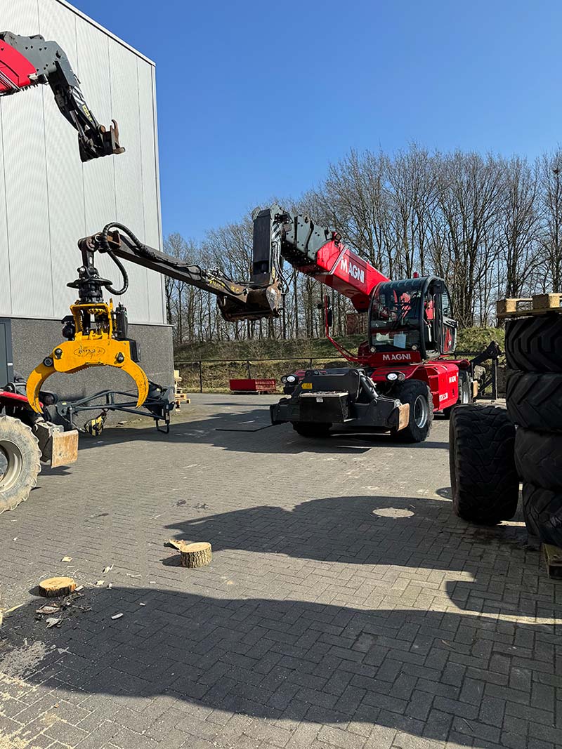 Bomen rooien met verreiker in Oss